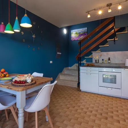 2-Bedroom Apartment With Fantastic Mountain Views *